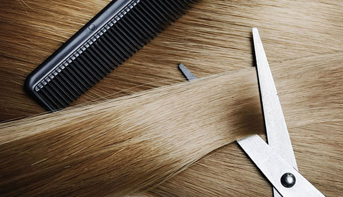 Kam en schaar op blond haar — knippen bij Headz for Hair