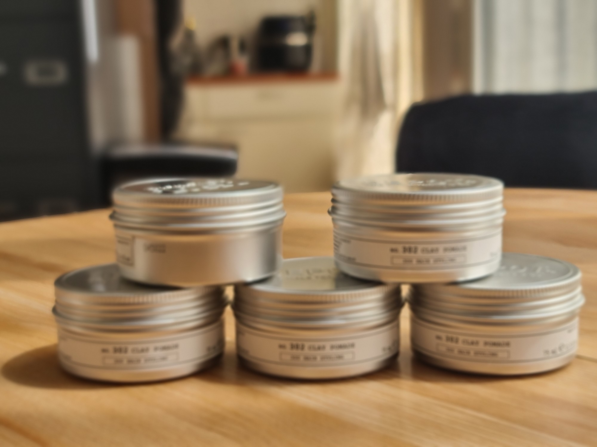 Blikjes No. 302 Clay Pomade op een houten tafel bij Headz for Hair in Den Haag
