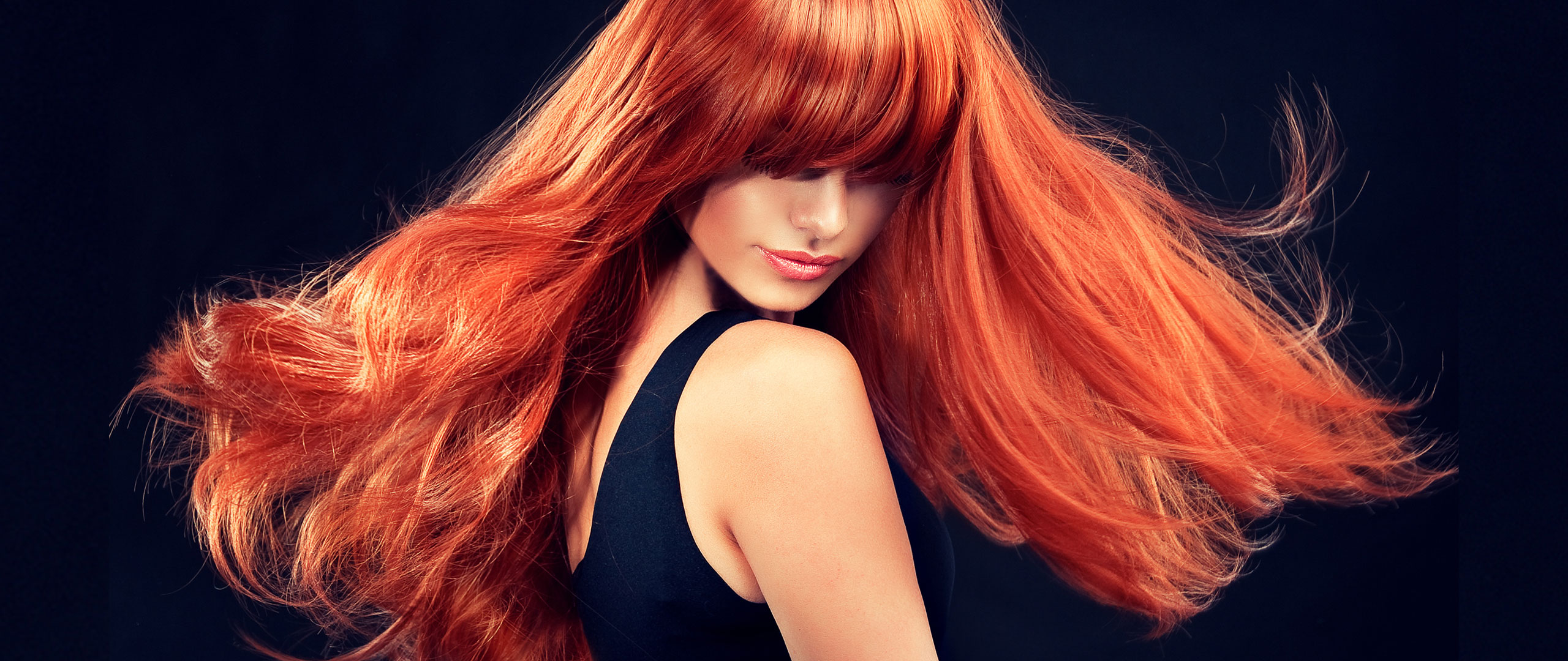 Model met lang koperrood haar, gestyled door Headz for Hair in Den Haag
